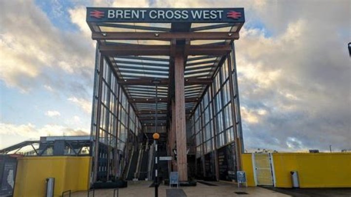 Does Brent Cross station have parking?