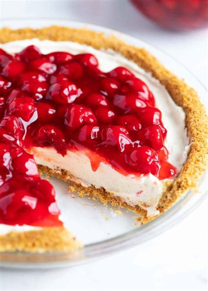 How many calories are in a slice of homemade cheesecake?