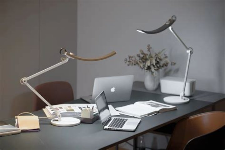 What is a daylight desk lamp?