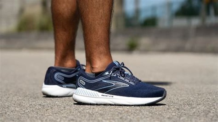 What shoes should men with flat feet wear?